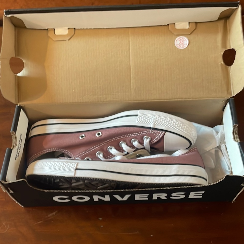 NEVER WORN in box Converse chucks